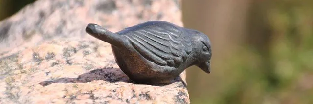 Fugel på gravsten