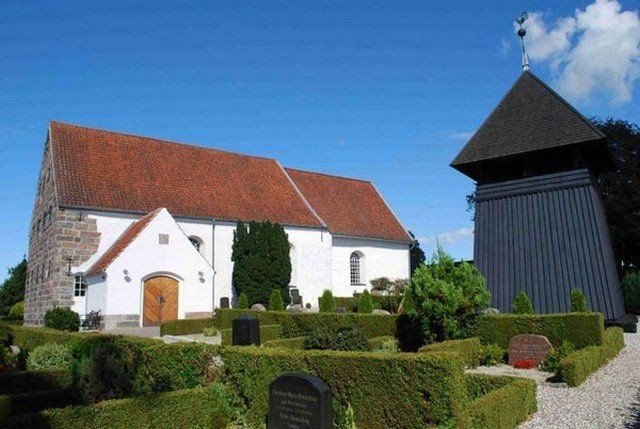 Holbøl kirke ligger på en lille banke midt i sognet i Holbøl by